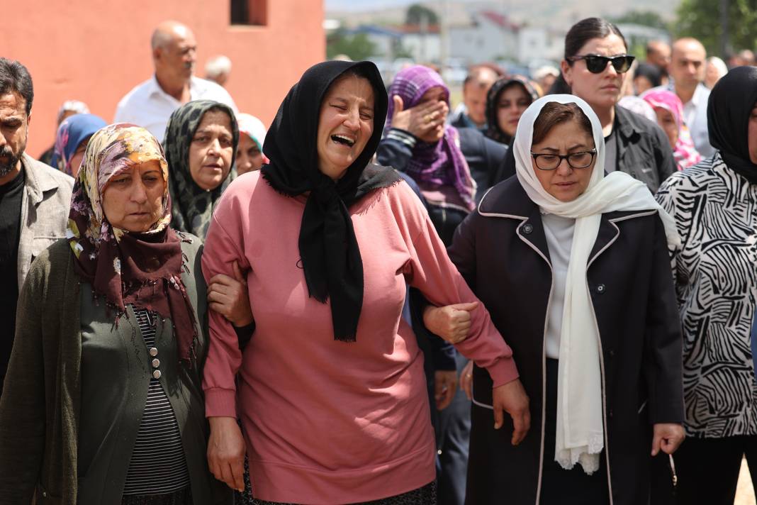 Gaziantep’ten yürek yakan fotoğraf! Yan yana toprağa verildiler 10